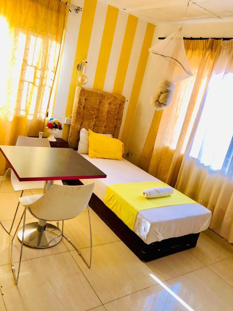 Zunox Guest House Freetown Exterior foto