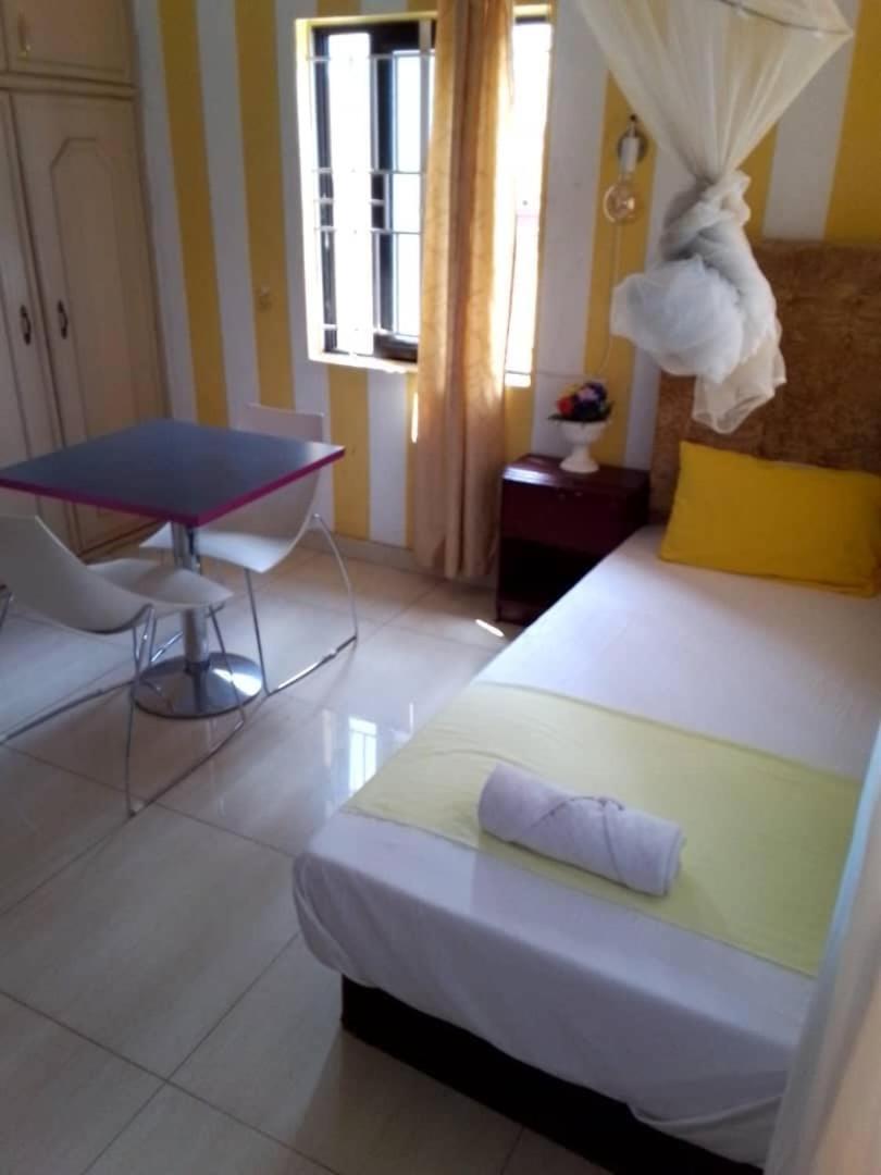 Zunox Guest House Freetown Exterior foto